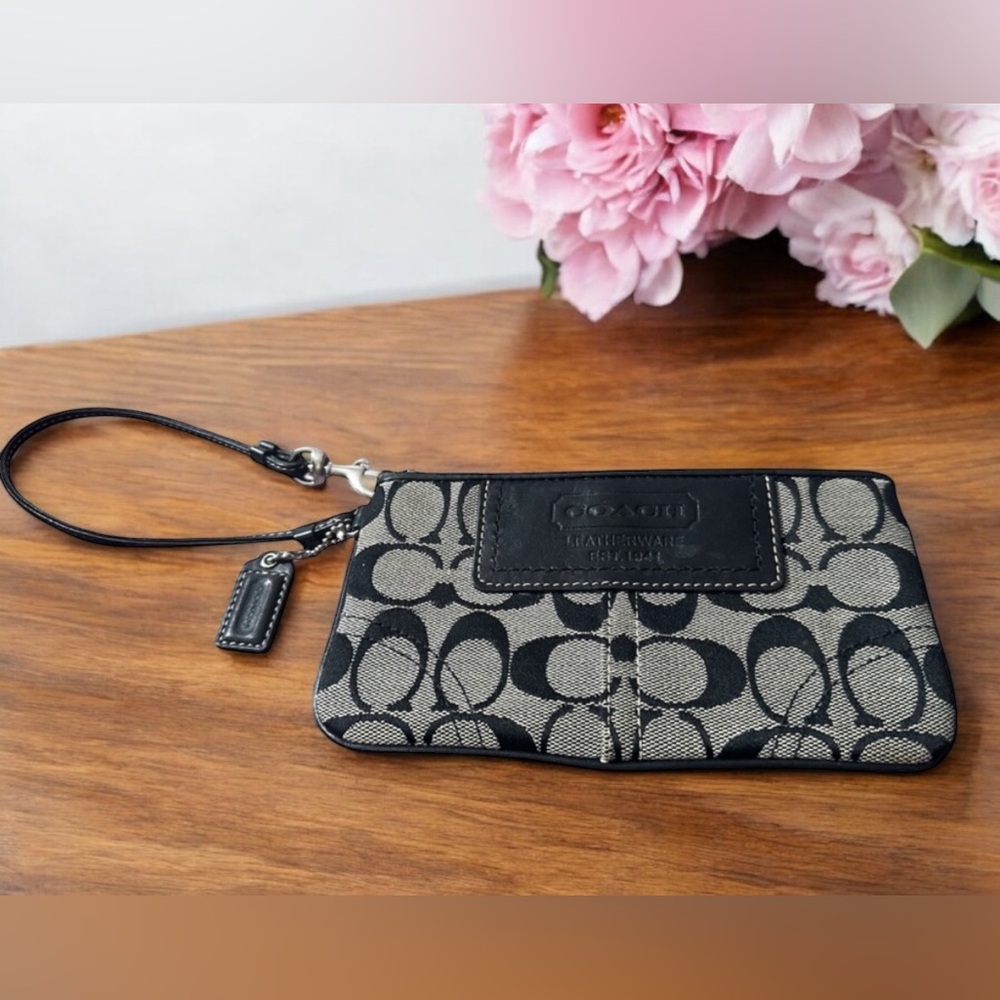 ✨COACH wristlet✨